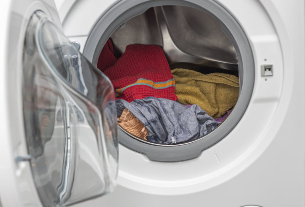 在洗衣机洗衣服的近景。国内常规的概念。瑞典。图片下载