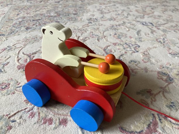 地毯上的小木头玩具图片下载