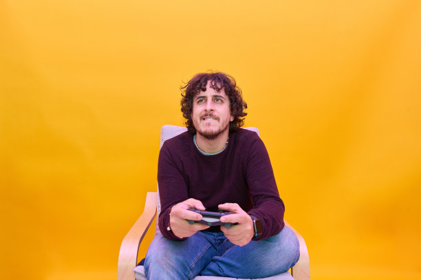 年轻人在玩电子游戏图片下载