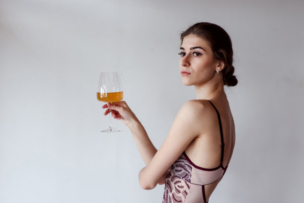 享用白葡萄酒的女人图片下载