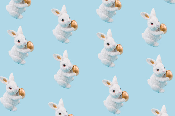 色彩柔和的蓝色背景上的复活节兔子图案组成。极简主义的等距的概念。图片下载