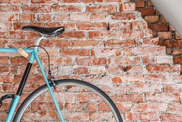 自行车和砖墙图片下载