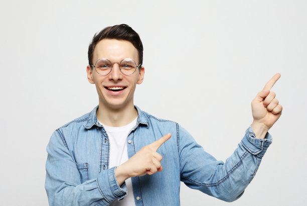 积极的人用两个食指看着并指向右上角图片下载