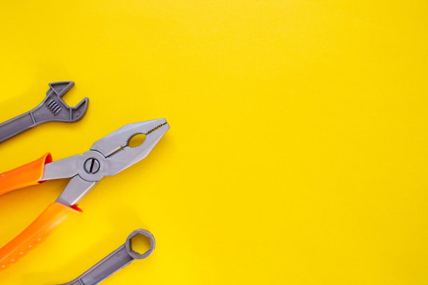 一套儿童的塑料工具在一个孤立的背景。图片下载