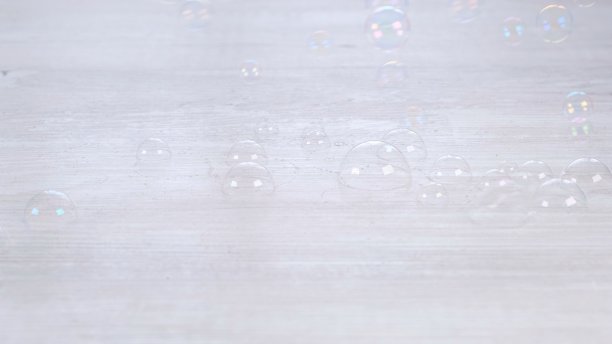 白色木桌上有彩虹皂泡。放松和想象的概念，童年图片下载