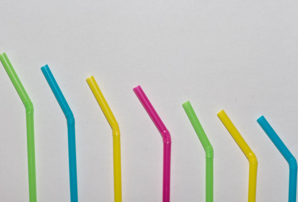 白色背景上的彩色吸管图片下载