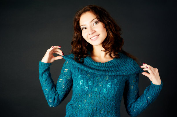 穿着毛衣的红发美女图片下载