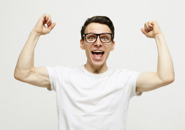 快乐的年轻英俊的男人打着手势，张着嘴图片下载