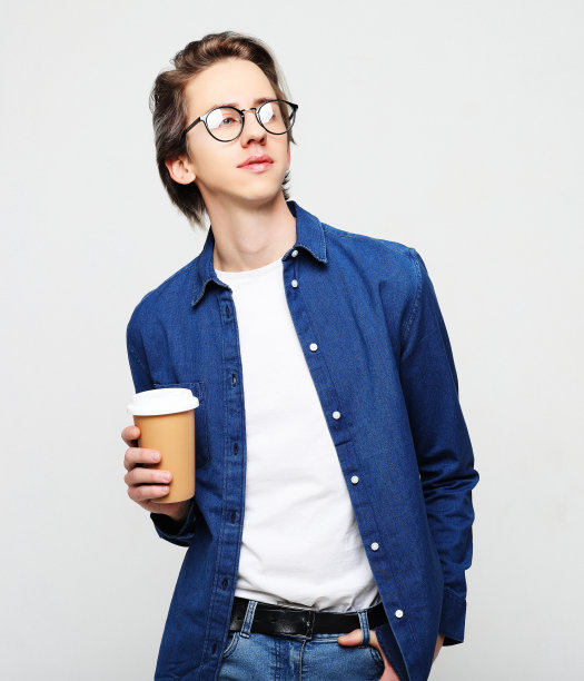 一个嬉皮士站在外卖咖啡旁图片下载