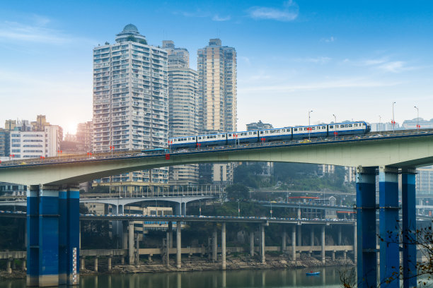 中国重庆，轻轨高速运行在桥梁上图片下载