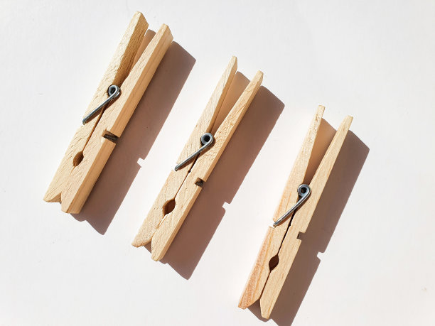 白色背景上的木制晾衣夹图片下载