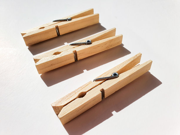 白色背景上的木制晾衣夹图片下载