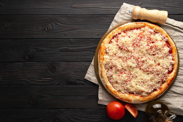 披萨准备烤箱上的木制背景，放置文字，俯视图。图片下载