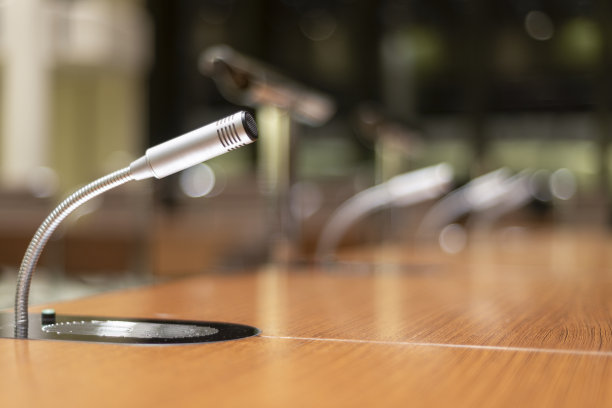 孤立的麦克风和音频设备放在一张桌子上，背景模糊，复制空间大图片下载