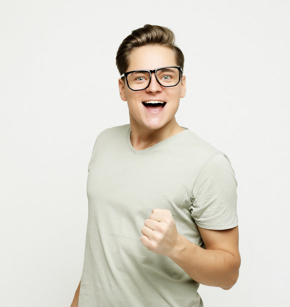 快乐的年轻英俊的男人打手势和保持嘴图片下载