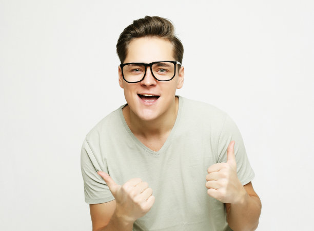 年轻人用表情表达情感图片下载