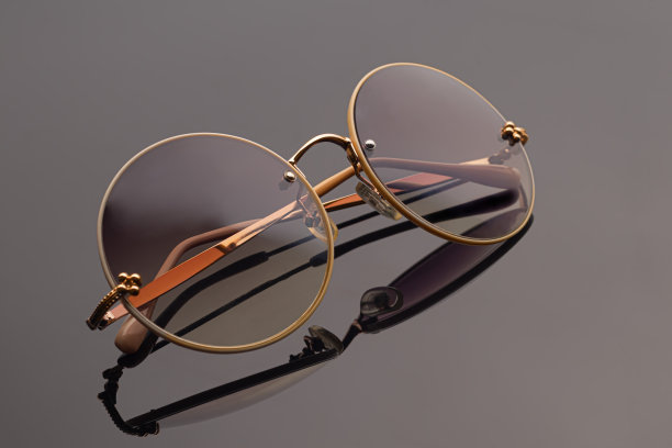 深色背景上的太阳镜。健康的眼睛。广告摄影对象。图片下载