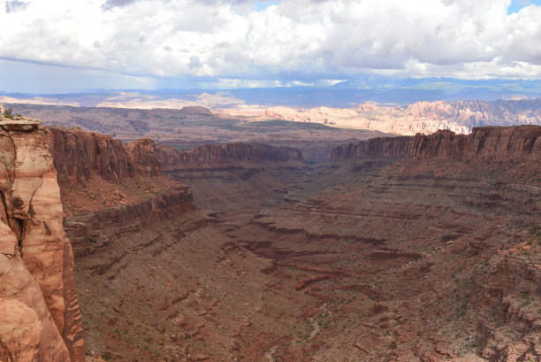 犹他州峡谷地国家公园附近的长峡谷图片下载