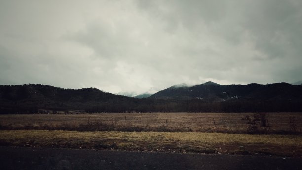 喜怒无常的山脉图片下载