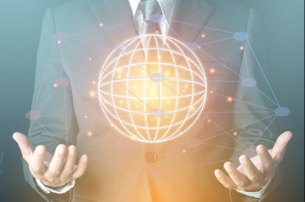 商人用虚拟的地球仪和连接线，上面的手与现代照明效果图片下载