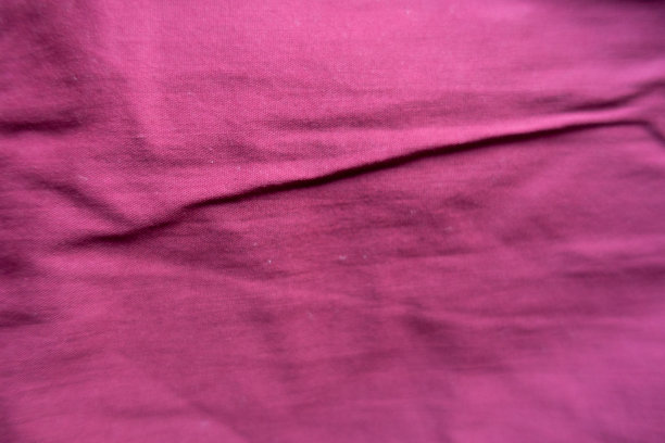 皱巴巴的红玫瑰粘胶织物从上面图片下载