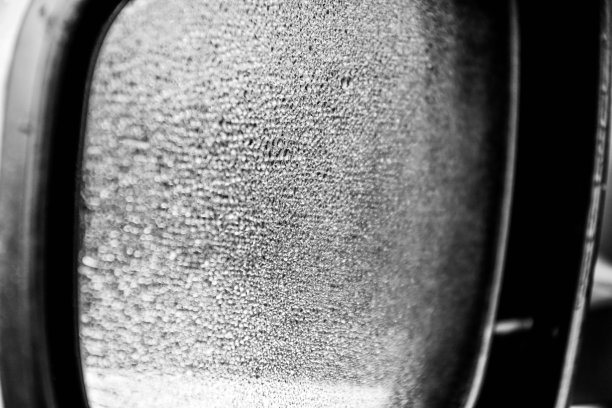 纹理的水凝结在汽车侧镜表面特写。黑白照片图片下载