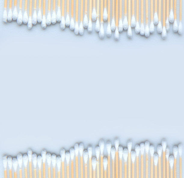 白色背景上的竹棉签。图片下载