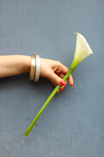 女孩手捧着白色马蹄莲花图片下载