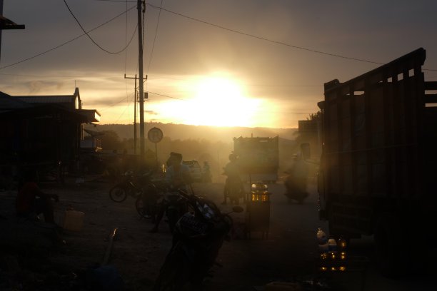 印度尼西亚松巴的坦博拉卡，一个昏暗的夜晚，交通堵塞图片下载