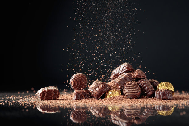 撒上巧克力屑的巧克力糖果。图片下载