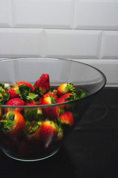 一碗有机草莓。红色,成熟的水果。美丽的应季浆果图片下载