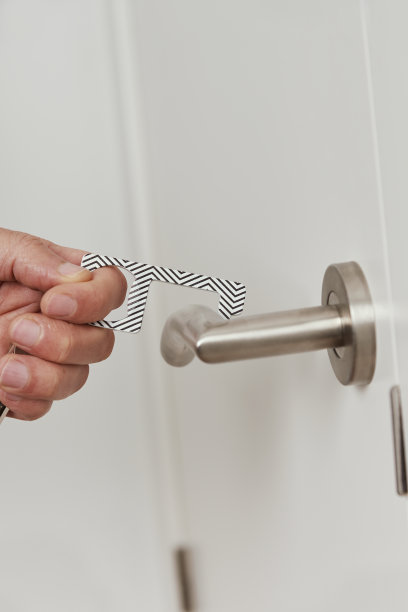 使用非接触式开门装置开门图片下载