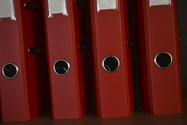 办公室里架子上的红色文件夹图片下载