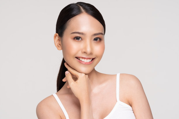 美丽的年轻亚洲女人看着而触摸下巴感觉如此快乐和愉快的健康清洁和新鲜的皮肤白皙，整形手术的下巴，美容化妆品和水疗护理的概念图片下载