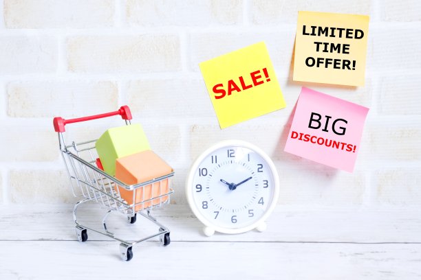 有选择的购物推车或手推车有时钟和黄色的便利贴写着“大折扣，销售，限时优惠”。购物主题。图片下载