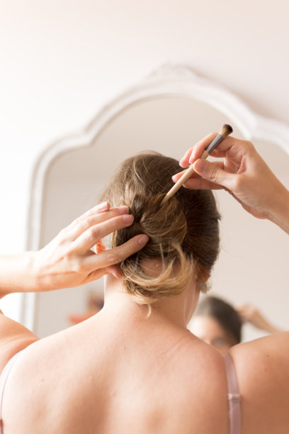 年轻女子在镜子前化妆图片下载