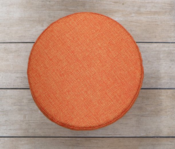 木地板上橙色的织物蒲团。俯视图图片下载