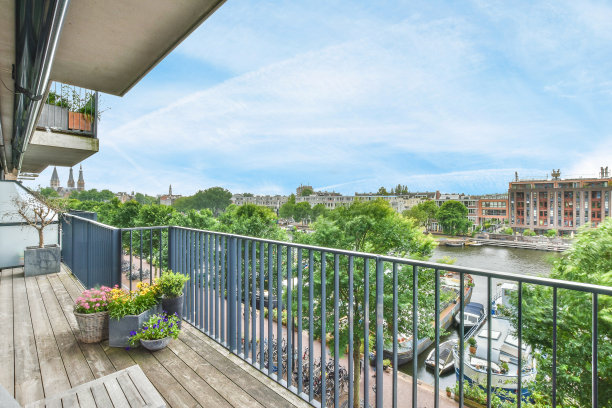 一个可以欣赏城市美景的阳台图片下载