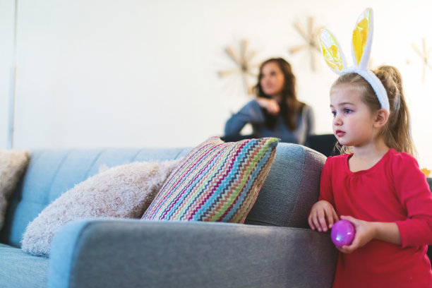 儿童和千禧一代的母亲准备复活节彩蛋和糖果室内狩猎有趣的照片系列图片下载