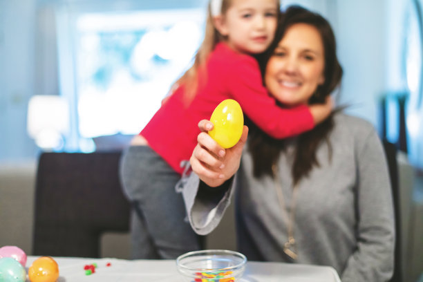 儿童和千禧一代的母亲准备复活节彩蛋和糖果室内狩猎有趣的照片系列图片下载