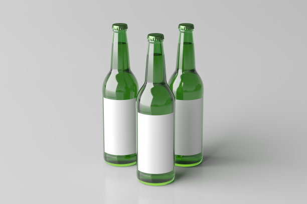 三啤酒瓶500ml模拟与空白标签在白色背景。图片下载