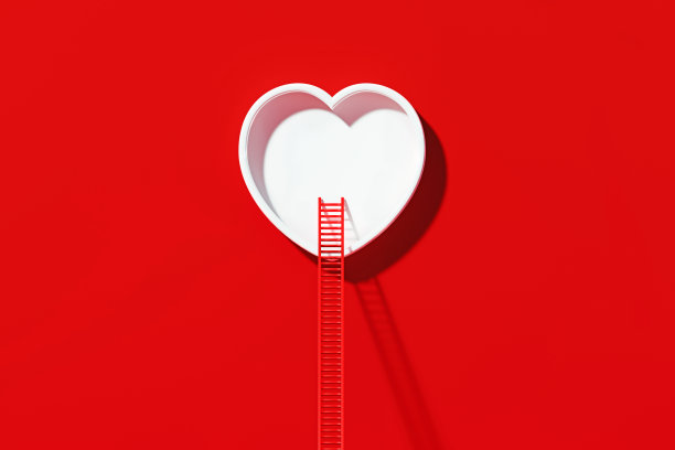 爱与挑战——红墙上白色的心型白色梯子图片下载