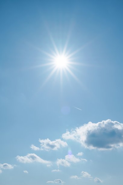 蓝天白云上的太阳图片下载