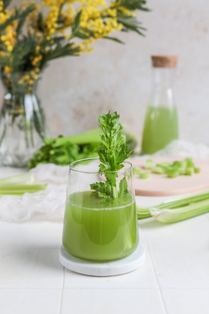 新鲜的绿色芹菜汁，健康排毒图片下载