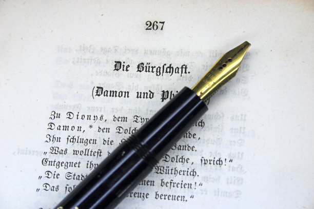 钢笔在一本旧书上图片下载