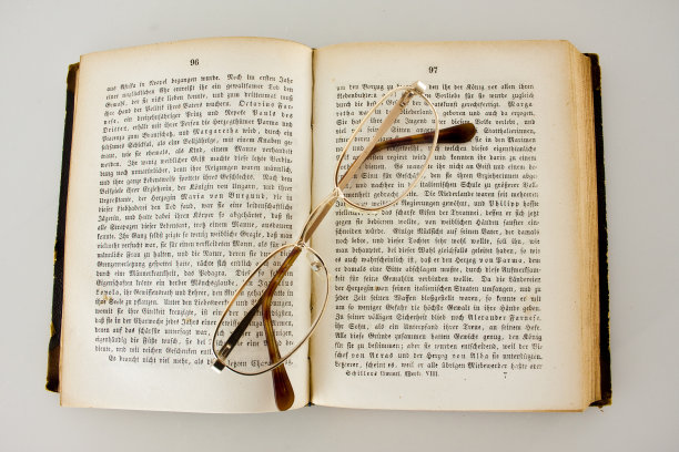 老书上的老花镜图片下载