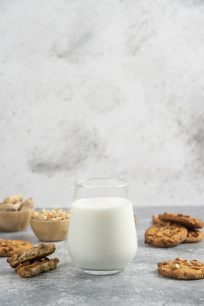有机花生和蜂蜜饼干，大理石背景上的牛奶杯图片下载