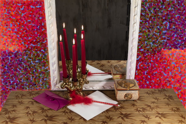 烛台镜子旁边有燃烧的蜡烛的烛台图片下载