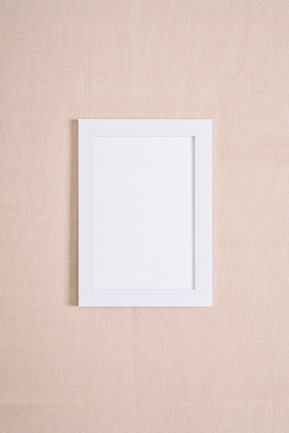 白色相框模型上的米色纺织品图片下载