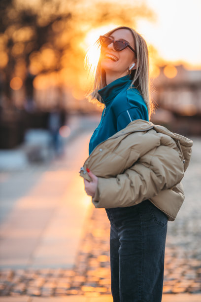 一个日落时分的年轻女子的肖像图片下载